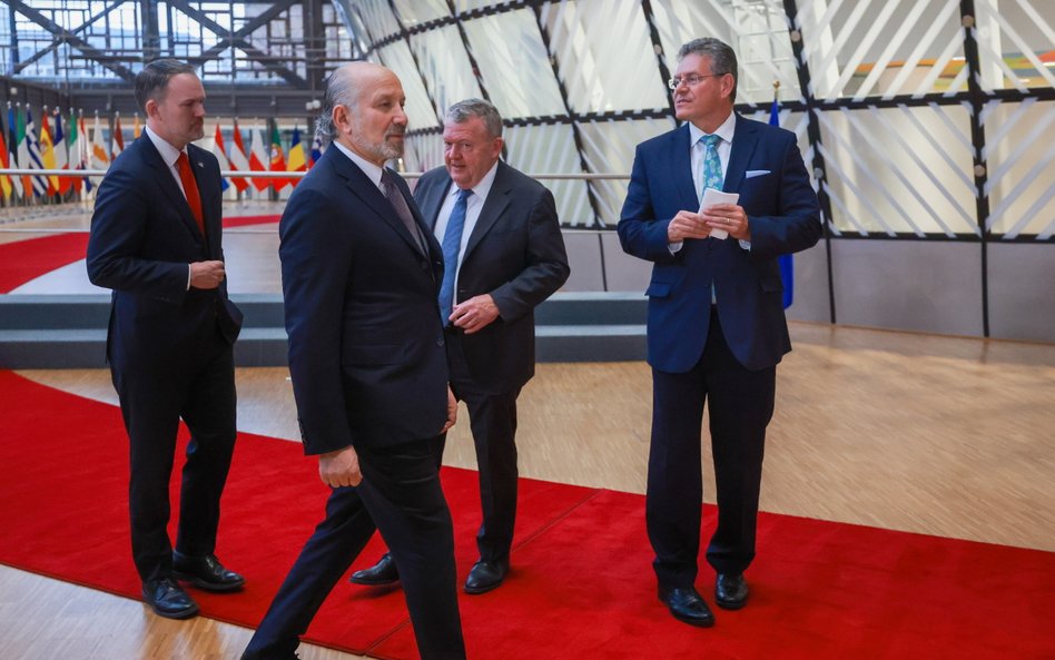 Na zdjęciu od lewej: przedstawiciel handlowy USA Jamieson Greer, sekretarz handlu USA Howard Lutnick