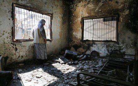 2 marca, Turcja. Kobieta w zniszczonym domu po wojskowym nalocie zorganizowanym przez turecką armię 