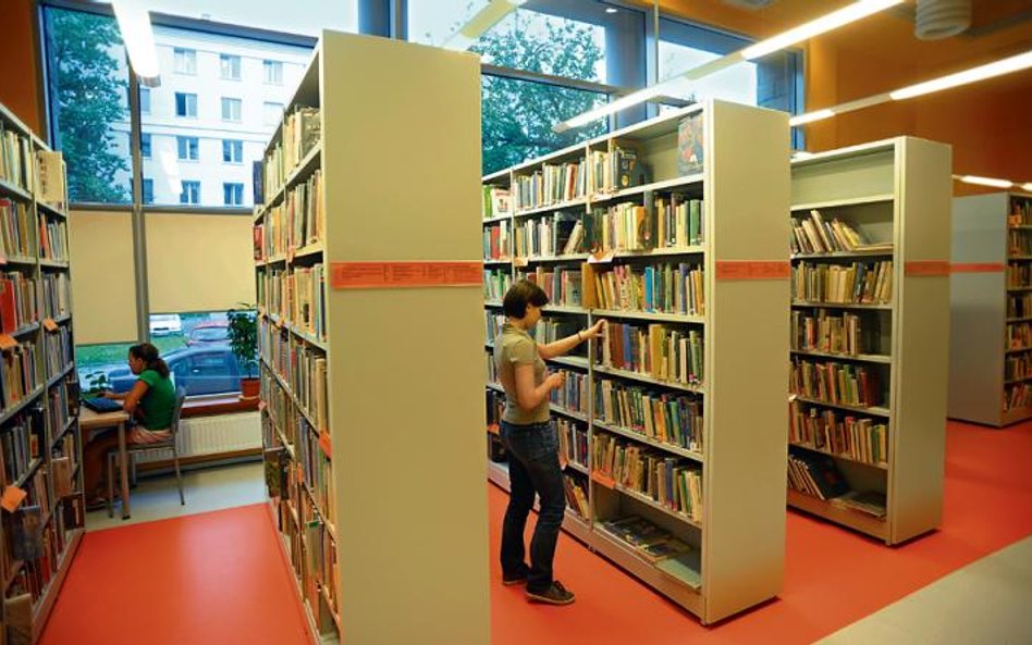 Stołeczne biblioteki różnymi sposobami próbują odzyskać książki od czytelników