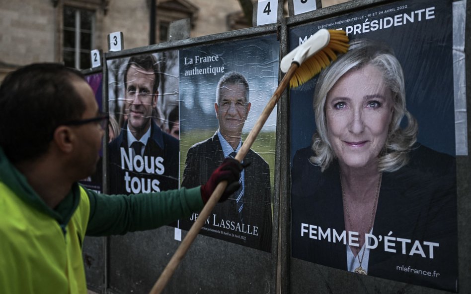 Rozwieszanie plakatów wyborczych w Bordeaux