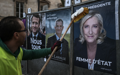 Rozwieszanie plakatów wyborczych w Bordeaux