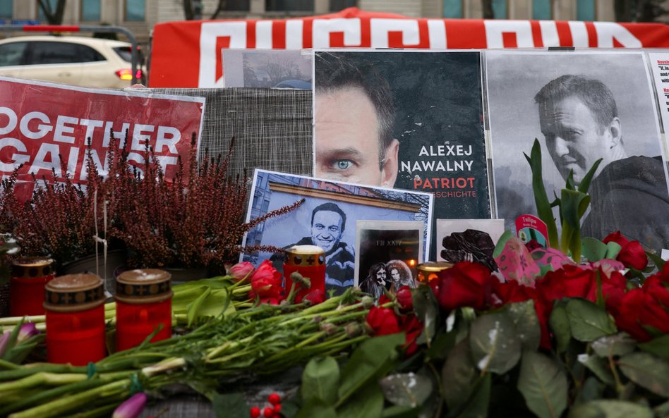 Portrety Aleksieja Nawalnego i setki kwiatów pod ambasadą Federacji Rosyjskiej w Berlinie