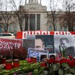 Portrety Aleksieja Nawalnego i setki kwiatów pod ambasadą Federacji Rosyjskiej w Berlinie
