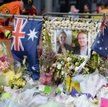 Katrina Dawson i Tori Johnson na pamiątkowym zdjęciu przed kawiarnią Lindt w centrum Sydney, gdzie w
