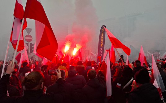 Uczestnicy Marszu Niepodległości na rondzie Dmowskiego