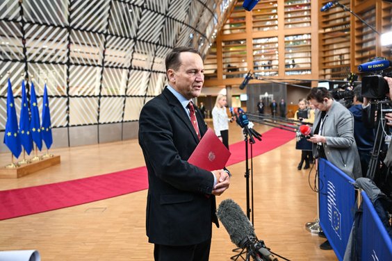 Wicepremier, szef MSZ Radosław Sikorski rozmawia z dziennikarzami w Brukseli