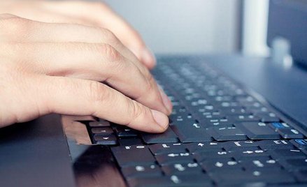 Sklep internetowy Złotewyprzedaże.pl zdaniem UOKiK stosował niedozwolone postanowienia umowne wobec 