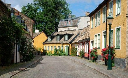 Czy jest podatek po sprzedaży lokalu w Polsce, jeśli przychód zostanie wydany na dom w Szwecji?