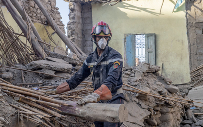 Pracownik służb ratunkowych podczas poszukiwania ciał ofiar trzęsienia ziemi w mieście Amizmiz w Mar