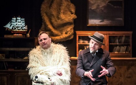 Spektakl „Conrad” rozgrywa się w Zakopanem. Tytułowy pisarz jest tam wyobcowany i egzotyczny jak Miś