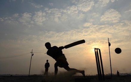 Indie. Studenci grają w krykieta