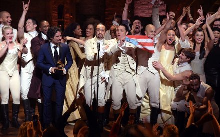 Twórcy przebojowego musicalu Hamilton, wystąpili na żywo z nowojorskiej sceny, po czym zgarnęli nagr