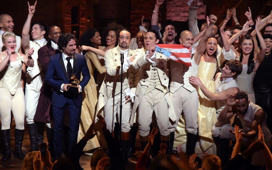 Twórcy przebojowego musicalu Hamilton, wystąpili na żywo z nowojorskiej sceny, po czym zgarnęli nagr
