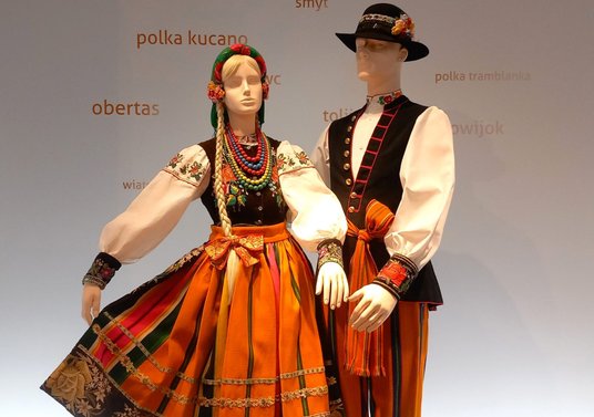 Centrum Folkloru Polskiego „Karolin” będące siedzibą zespołu Mazowsze to nowoczesne centrum kultural