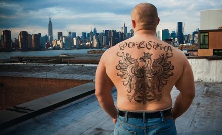 Piastowski Orzeł z widokami na Manhattan