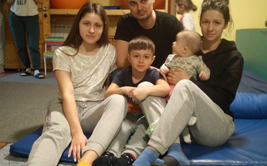 Dima i Dasza uciekli z dziećmi z Borodzianki – nie mają dokąd wrócić. Na zdjęciu po lewej siostra Da
