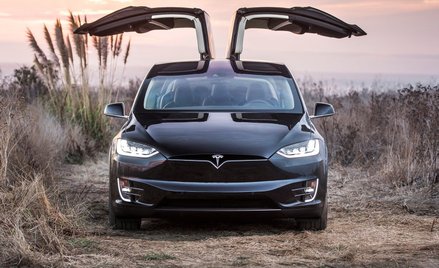 Tesla likwiduje tańsze wersje modeli S i X