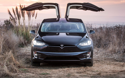 Tesla likwiduje tańsze wersje modeli S i X