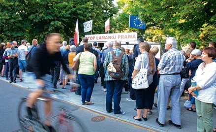 „Pamiętam spacer Alejami Ujazdowskimi upalną wiosną roku 2016. Mijałem namioty KOD rozbite przed Kan