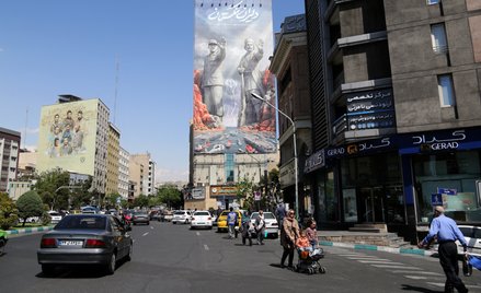 Na placu Fatemi wywieszono gigantyczny baner z wizerunkiem Cieśniny Ormuz. Przedstawia on Aliego Rez