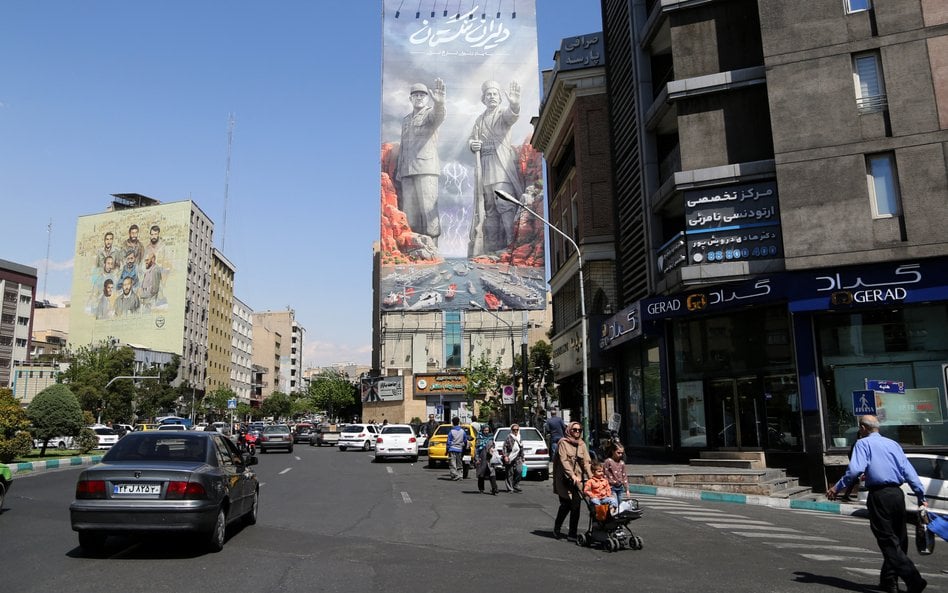 Na placu Fatemi wywieszono gigantyczny baner z wizerunkiem Cieśniny Ormuz. Przedstawia on Aliego Rez