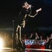 Dave Gahan, wokalista Depeche Mode, podczas warszawskiego koncertu w 2006 r. Ponowny przyjazd grupy 