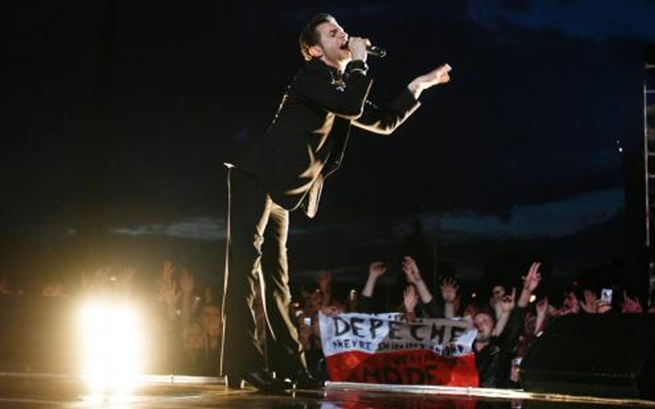 Dave Gahan, wokalista Depeche Mode, podczas warszawskiego koncertu w 2006 r. Ponowny przyjazd grupy 