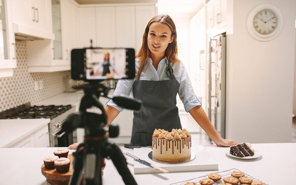 Gwiazdy mediów społecznościowych najchętniej posty zamieszczają na Instagramie. Płyną tam miliardy d