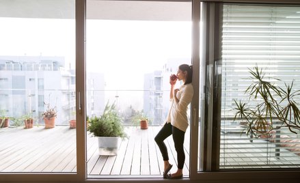 Przepisy narzucają ograniczenia co do zachowań, których nie wolno podejmować na własnym balkonie.