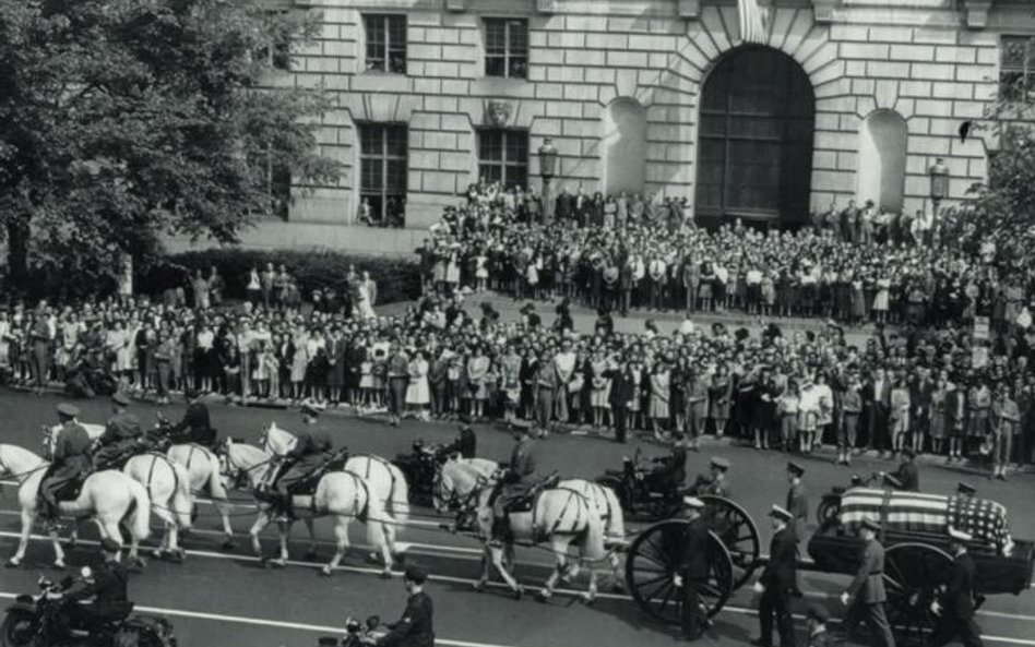 Kondukt pogrzebowy z trumną prezydenta Roosevelta w Waszyngtonie w kwietniu 1945 roku