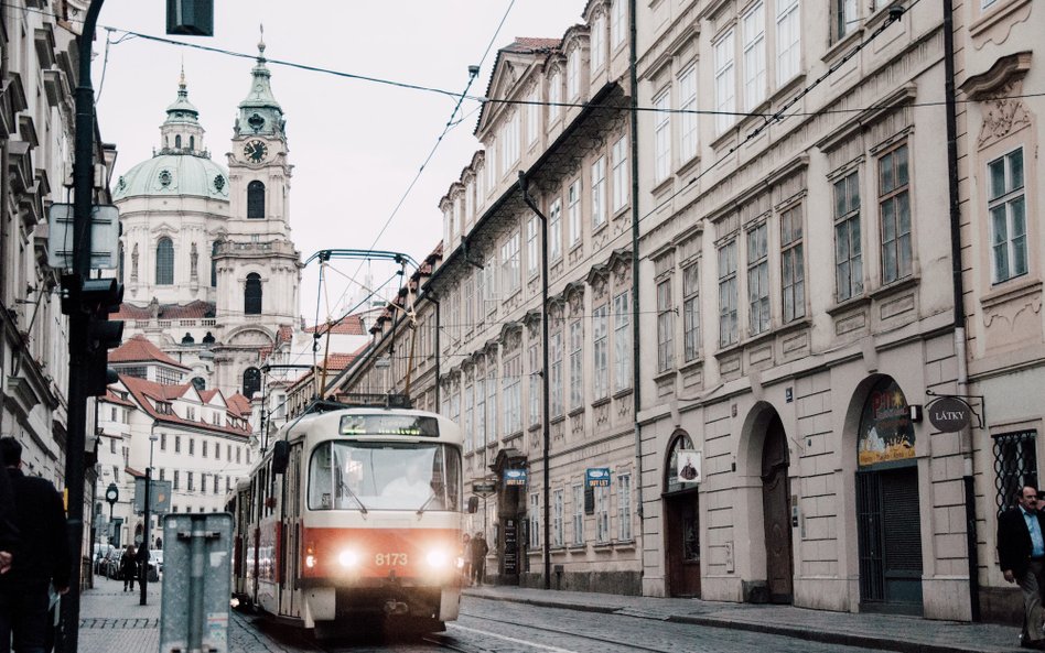 Zabytkowe dzielnice Pragi wyglądają jak gotowy plan filmowy.