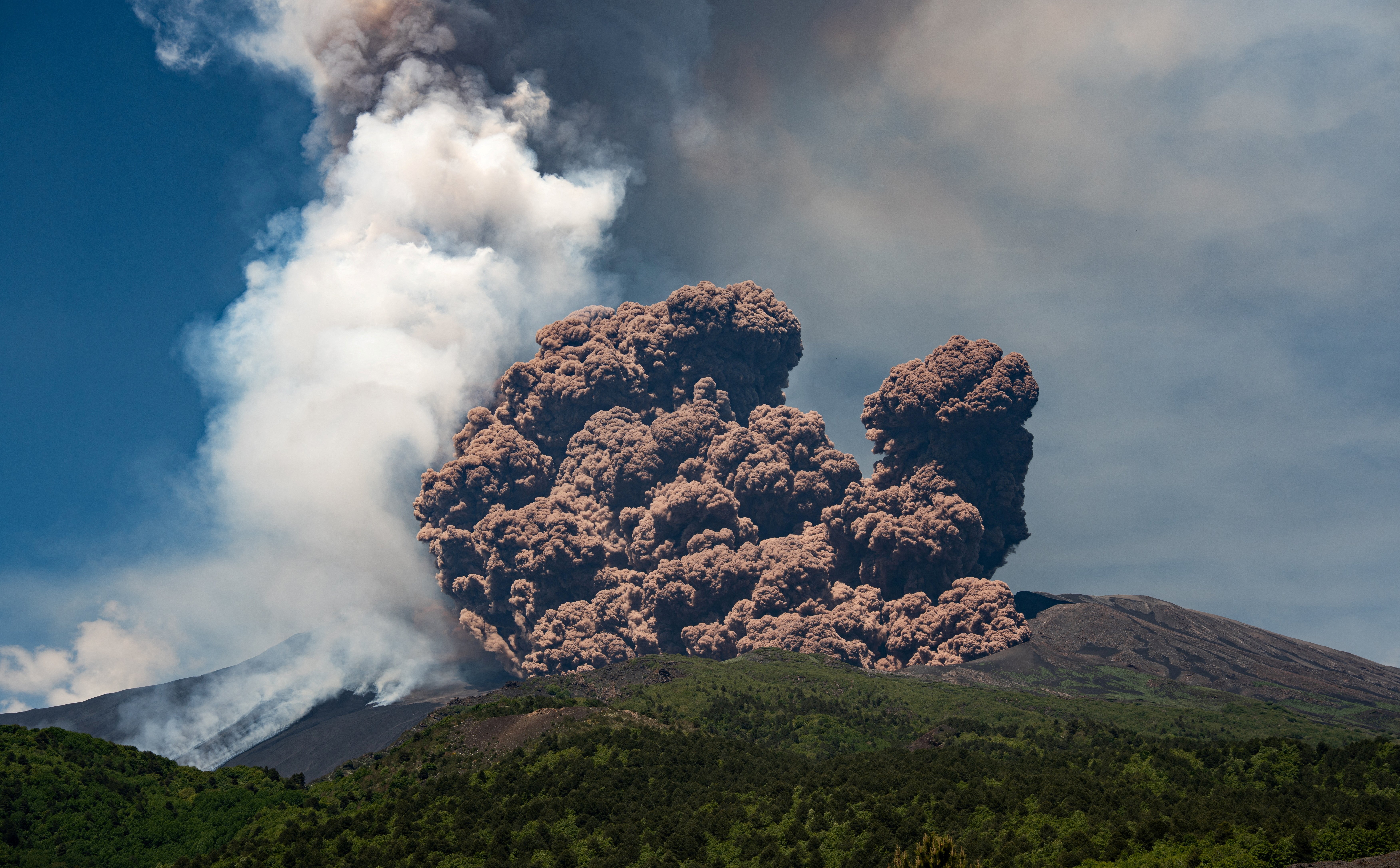 Wulkan Etna na Sycylii obudził się i wyrzuca popioł i lawę
