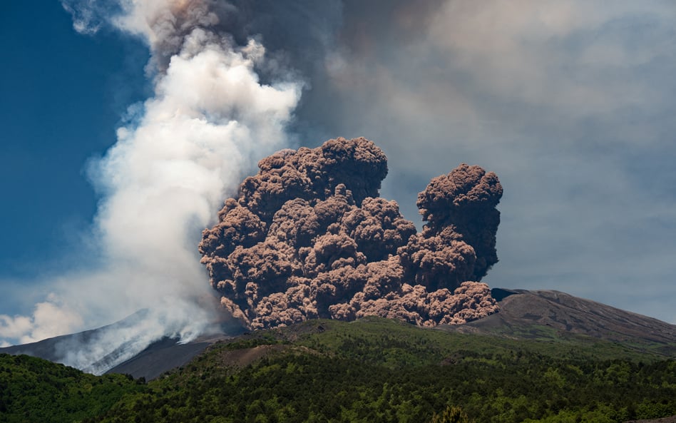 Erupcja Etny zaczęła się w poniedziałek nad ranem