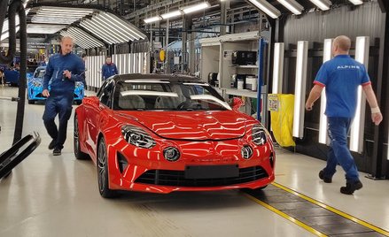 Alpine A110 na końcu produkcji, gdzie prowadzona jest kontrola jakości