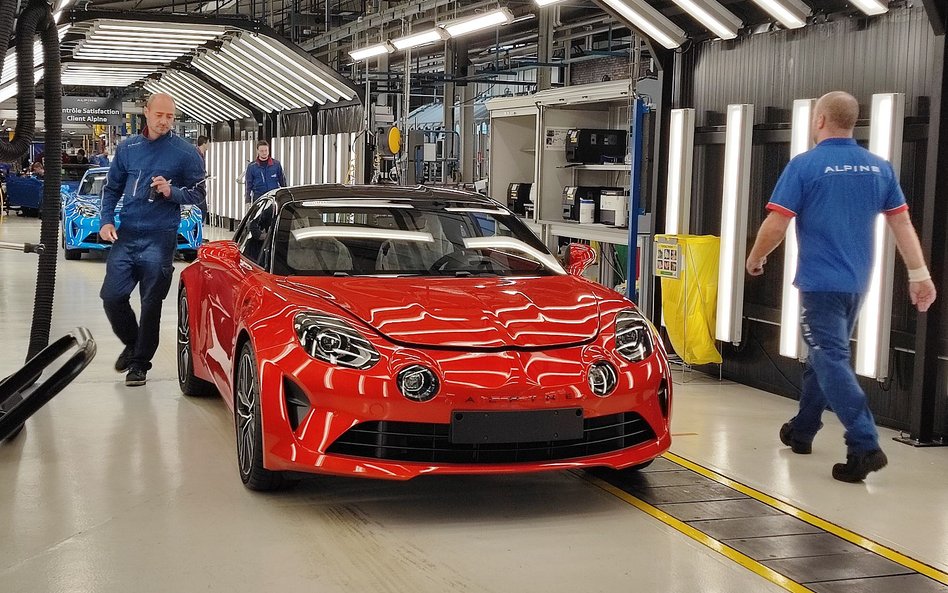 Alpine A110 na końcu produkcji, gdzie prowadzona jest kontrola jakości
