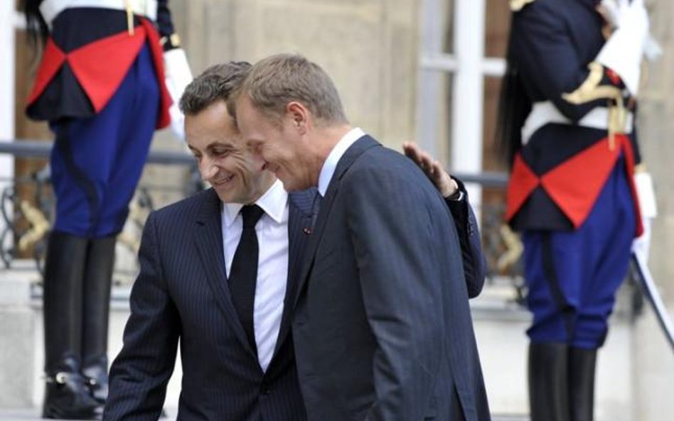 Prezydent Nicolas Sarkozy (z lewej) z premierem Donaldem Tuskiem