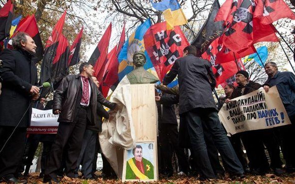 Zwolennicy OUN-UPA ustawili na kijowskim skwerze symboliczne popiersie hetmana Mazepy