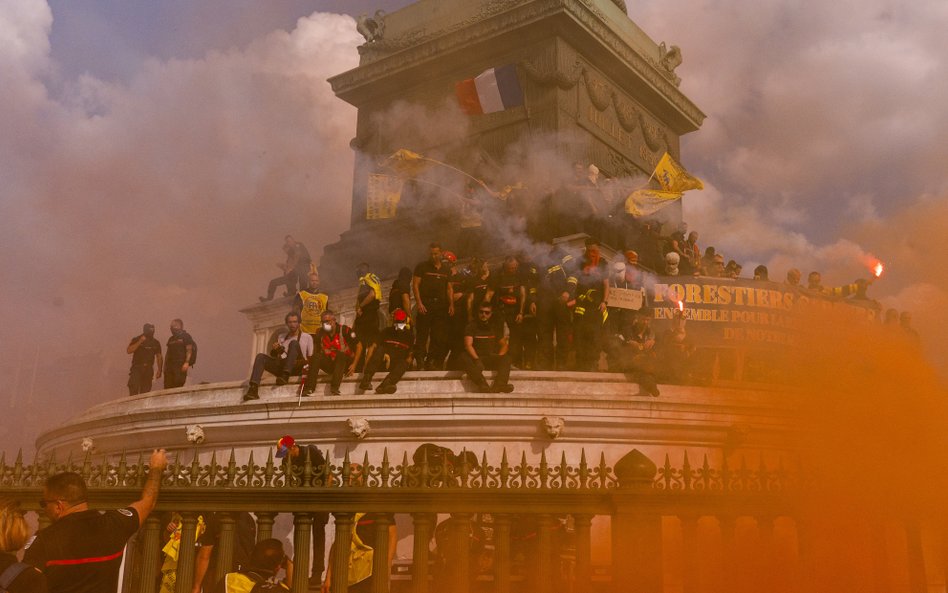 Francuscy strażacy protestują pod Kolumną Lipcową podczas demonstracji przeciwko projektowi budżetu 