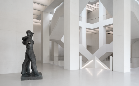 Rzeźba „Rzeżbva” Aliny Szapocznikow na wystawie w Muzeum Sztuki Nowoczesnej