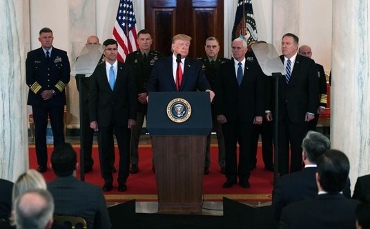 Wygłaszającemu oświadczenie Donaldowi Trumpowi towarzyszyli m.in. wiceprezydent Mike Pence i sekreta