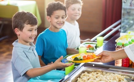 Od 1 września 2026 r. w jadłospisach szkolnych stołówek dzieci znajdą więcej warzyw i potraw na bazi