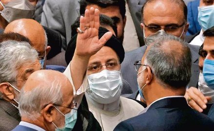 Nowy prezydent Ebrahim Raisi pozdrawia swych zwolenników w czasie uroczystej inauguracji