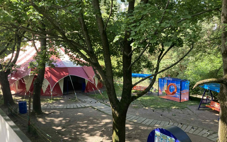 Wśród przedmiotów na sprzedaż jest nie tylko standardowe wyposażenie, ale też zaskakujące rekwizyty,