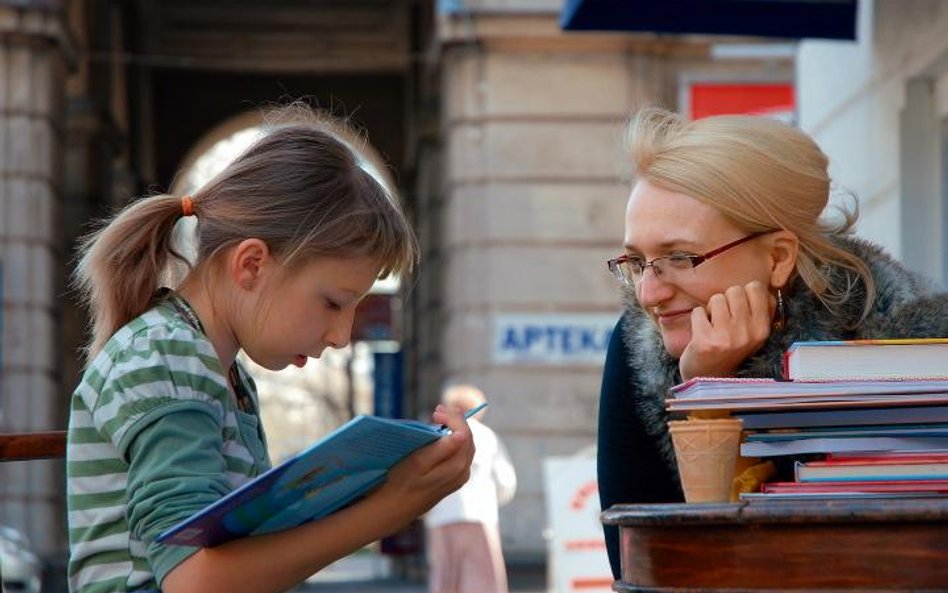 Uliczne czytanie książek podczas obchodów Światowego Dnia Książki w Warszawie