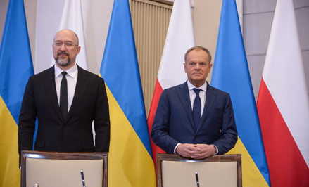 Premier Polski Donald Tusk (P) oraz premier Ukrainy Denys Szmyhal (L) podpisali dokumenty po spotkan