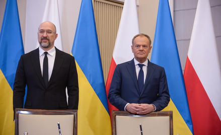 Premier Polski Donald Tusk (P) oraz premier Ukrainy Denys Szmyhal (L) podpisali dokumenty po spotkan