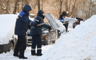 Moskwę po śnieżnym armagedonie sprząta już 80 tys. ludzi