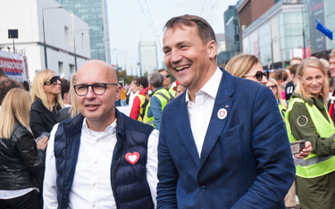 Europoseł Radosław Sikorski (P) i poseł KO Robert Kropiwnicki na Marszu Miliona Serc w Warszawie