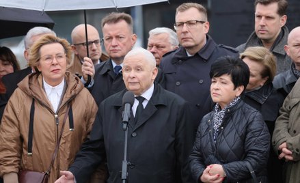 Prezes PiS Jarosław Kaczyński wśród polityków Prawa i Sprawiedliwości przed Pomnikiem Ofiar Tragedii