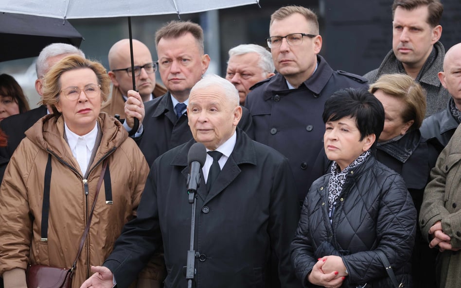 Prezes PiS Jarosław Kaczyński wśród polityków Prawa i Sprawiedliwości przed Pomnikiem Ofiar Tragedii
